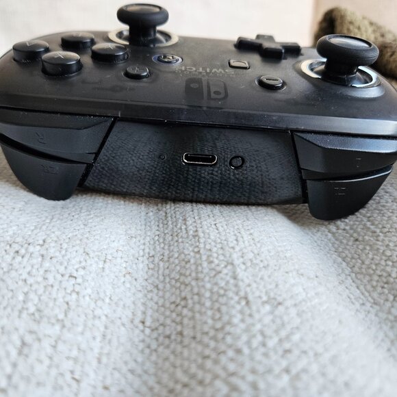 Nintendo Switch Pro Controller - Picture 4 of 6
